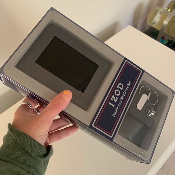 IZOD Black Leather Wallet + Manicure Set Giftpack - Picture 6 of 6